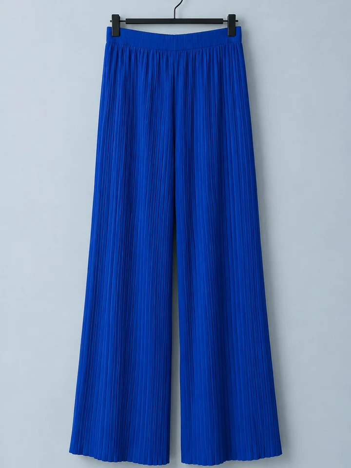 Palazzo plisado Txantrea, color azul cobalto, colgado en percha