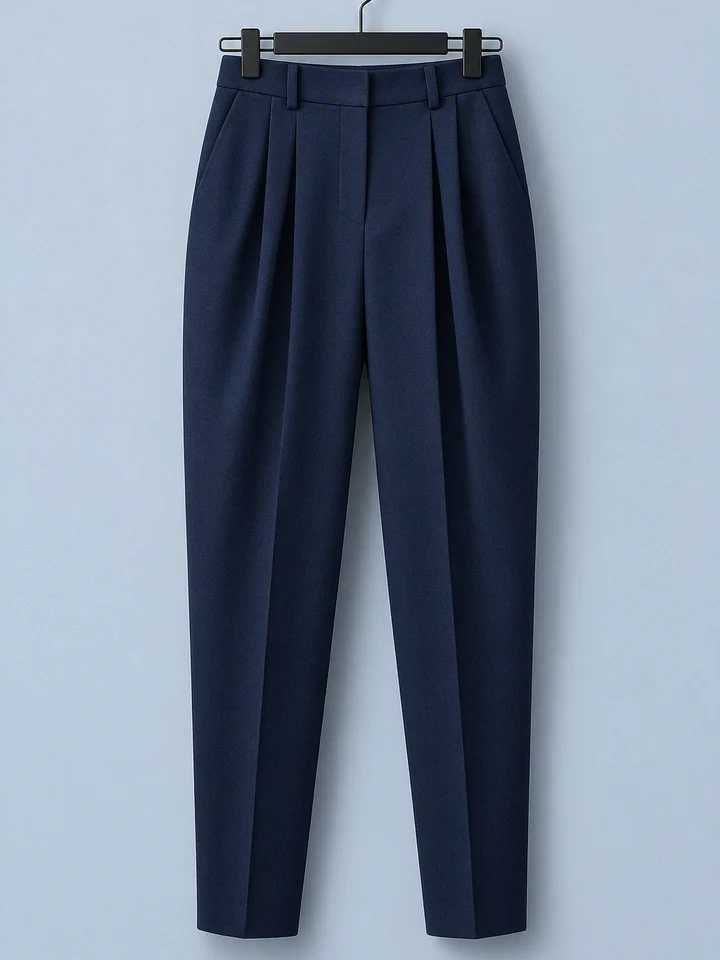 Pantalón de pinza doble Taconera, color azul noche, colgado en percha