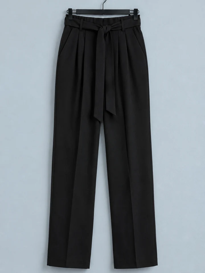 Pantalón de pinza con cinturón Ciudadela, color negro, colgado en percha