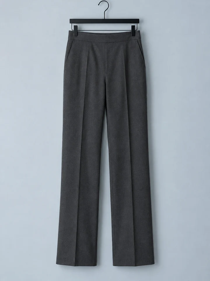 Pantalón recto Rochapea, color gris antracita, colgado en percha