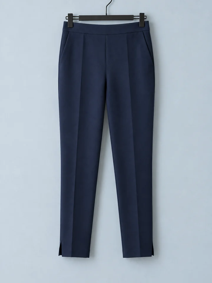 Pantalón tobillero Azpilagaña, color azul marino, colgado en percha